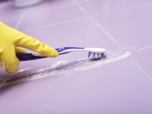 Essa dica esquisita vai acabar com o rejunte encardido: fiquei chocada que funcionou!