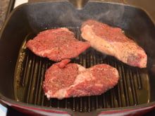 Cozinheiros profissionais concordam: o segredo para o bife não juntar água na frigideira está em apenas um detalhe antes de ir ao fogo