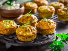 Bolinho de quinoa e abobrinha é o melhor lanche saudável que você vai ver hoje: receita fácil e as crianças se deliciam!
