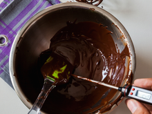 O que é temperagem de chocolate? Saiba como fazer em casa e conseguir uma renda extra na Páscoa