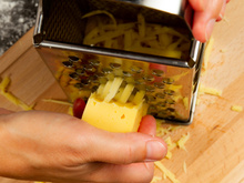 Esse é o melhor truque para ralar queijo cremoso sem que ele grude no ralador