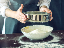 Por que devemos peneirar a farinha de trigo?