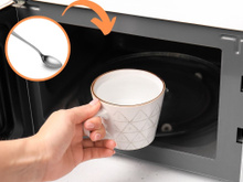 É por isso que o micro-ondas recomenda inserir uma colher para aquecer líquidos