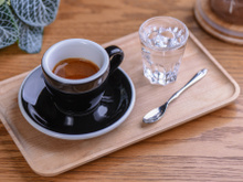 Por que as cafeterias servem a água com gás para acompanhar o café?