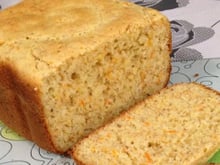 Pão sem glúten com cenoura e cebola na máquina de pão