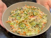 Salada crocante de atum vai ser minha janta todo dia no verão: é fácil, refrescante e cremosa