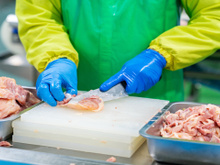 Mais de seis toneladas de frango destinadas a refeitórios foram recolhidas devido a riscos à saúde em sete estados