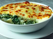 Um almoço cremoso que derrete na boca: lasanha de espinafre e bechamel fácil de fazer