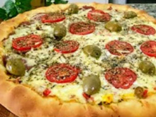 Pizza caseira com borda recheada mais gostosa que da pizzaria: todo mundo que prova come até o zíper abrir
