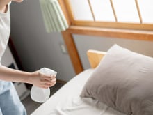 Colocar vinagre no quarto antes de dormir pode ajudar por diversos motivos. Você realmente acorda se sentindo diferente