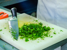 Truque simples para tirar mancha da tábua de cozinha