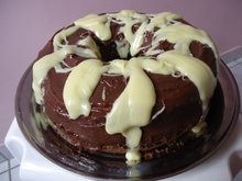 Bolo de chocolate com ameixas