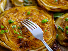 Repolho assado com bordas caramelizadas: esse modo de preparo simples transforma o humilde vegetal em um acompanhamento sofisticado (e fácil)