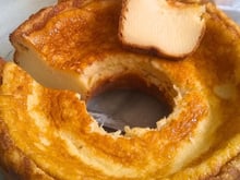 Esse bolo mole de leite condensado da minha tia é meu doce favorito e não pode faltar na hora do cafezinho lá em casa!