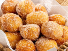Bolinho de chuva fácil e sequinho: aprenda a receita sem leite, perfeita para esse frio!
