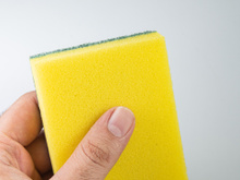 Para que serve colocar uma esponja na geladeira? Truque simples vai virar seu aliado na cozinha