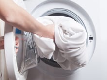 Poucos sabem, mas o tamanho da cama pode influenciar na hora de comprar máquina de lavar