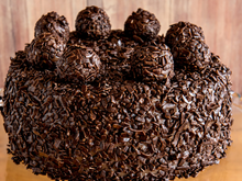 Bolo de brigadeiro está entre os melhores do mundo e o TudoGostoso ensina a receita PERFEITA para você fazer em casa
