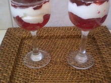 Gelatina de morango com chantily e calda de morango