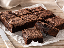 Não sobra um pedaço: faço esse brownie sem farinha e açúcar em casa toda semana e ele desaparece da forma num piscar de olhos