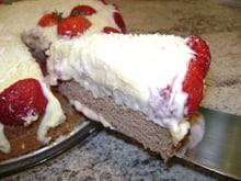 Bolo de chocolate com mousse branca e morangos