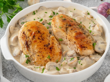 Os chefs espanhóis concordam: “Para que os peitos de frango fiquem macios e saborosos, prepare um molho com 250 ml de caldo de carne ou de legumes e adicione tapioca ou amido de milho para engrossá-lo”.