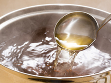 Bomba de nutrientes: caldo rico em colágeno, ômega-3 e antioxidantes é delicioso e fácil de preparar. Aprenda a receita!