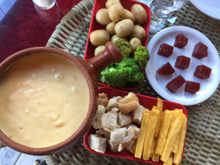 Fondue de queijo econômico: saiba como fazer uma versão MAIS BARATA do prato clássico e romântico