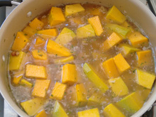 Lentilha com abóbora cabotiá em pedaços