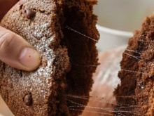 Cuidado com "fios brancos como queijo derretido ou teias de aranha" em bolos: nutricionista alerta sobre perigos do bolor invisível!