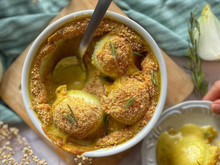 Receita de cebola gratinada com farofa crocante: a cebola fica docinha e esse creme é irresistível