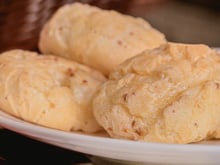 São necessários apenas 3 ingredientes para fazer esse pãozinho de tapioca: esse é o lanche perfeito para o café da manhã ou da tarde