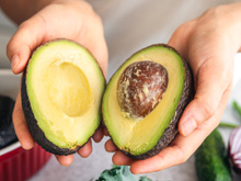 Nem com papel alumínio, nem em pote hermético: esse é o truque simples para fazer o abacate durar mais tempo sem ficar escuro