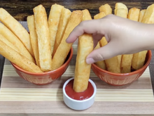 Desde que aprendi só faço desse jeito: palitos crocantes de mandioca servem de aperitivo e até de acompanhamento