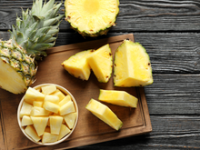 Você consegue abrir um abacaxi sem usar faca? Existe um jeito