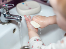 A invenção milionária de um menino de 9 anos que promove a higiene em crianças pequenas com seus sabonetes de um jeito muito divertido