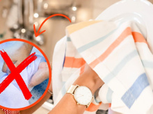 Deixei o pano de prato de molho nessa mistura (sem água sanitária) e não acreditei em como foi fácil lavar e tirar todas as manchas de gordura