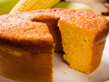 Há 10 anos que eu faço esse bolo de milho cremoso e ele sai perfeito todas as vezes: fácil de fazer e ainda acaba no mesmo dia!