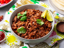 Carne desfiada cremosa é a minha receita de proteína favorita: faço lanches ou coloco na marmita para comer no trabalho, é muito versátil!
