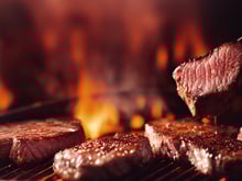 Pare agora de pagar caro em carne para churrasco e conheça esse corte econômico, macio e suculento