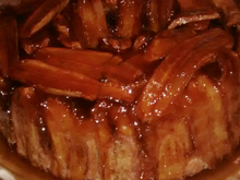 Bolo de banana com calda de caramelo