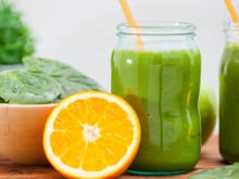 Em busca de uma bebida poderosa? Conheça os benefícios do suco de couve e laranja para a sua saúde!