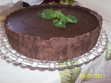 Chocotorta de maracujá com calda de chocolate