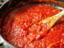 Molho de tomate caseiro que sempre dava errado agora fica encorpado e saboroso com esse truque de cozinha