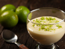 Mousse de limão com leite em pó: uma sobremesa de verão fácil e rápida que fica pronta em apenas 10 minutos