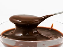 Sem leite condensado, nem creme de leite: brigadeiro de colher cremoso para uma sobremesa rápida ou até para cobrir bolos