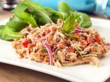 Receitas com frango desfiado: 4 opções de saladas de dar água na boca