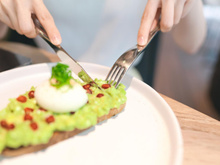 5 alimentos que ajudam a dormir melhor e como incluí-los na rotina