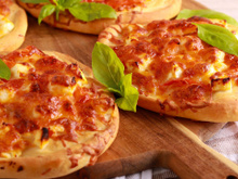 Mini pizza com pão sírio na airfryer: lanche prático e divertido para fazer com as crianças