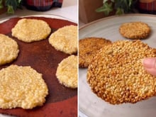 Apenas 2 ingredientes: biscoitinho crocante de gergelim e banana sem açúcar para o lanche da tarde